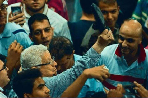 فيديو وصور نجوم رفعوا أحذيتهم بوجه الجمهور واشعلوا الغضب.. آخرهم مايا دياب صورة رقم 6