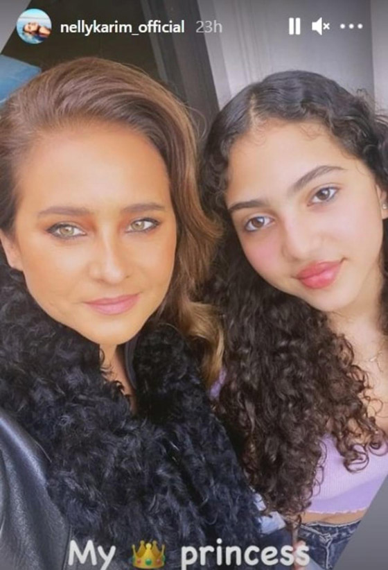 نيللي كريم مع ابنتيها في ظهور نادر.. شاهدوا كم كبرتا هل يشبهان والدتهما! صورة رقم 2