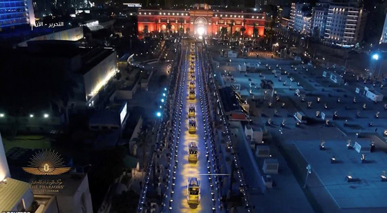 الرحلة الذهبية: مشهد تاريخي لنقل المومياوات المصرية الملكية بموكب مهيب صورة رقم 9
