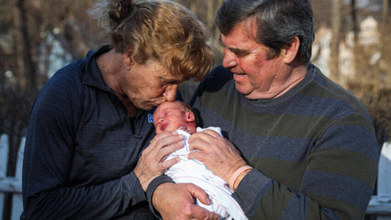 أمريكية تنجب طفلاً في عمر الـ57.. تحدثت عن تجربتها الفريدة  صورة رقم 4