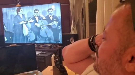 فيديو: جورج وسوف يغني مع ام كلثوم (عودت عيني على رؤياك) صورة رقم 3