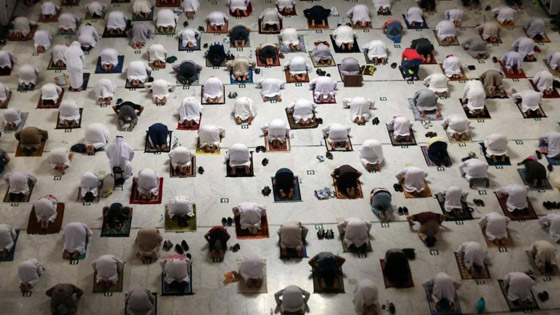 بالصور.. محصنون ضد كورونا يؤدون مناسك العمرة صورة رقم 3