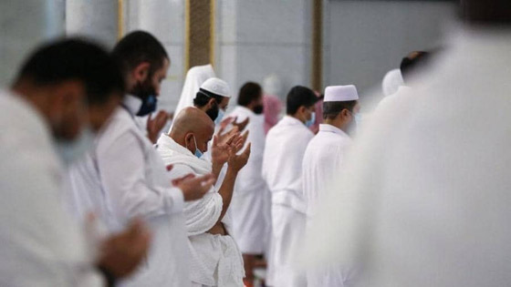 بالصور.. محصنون ضد كورونا يؤدون مناسك العمرة صورة رقم 1
