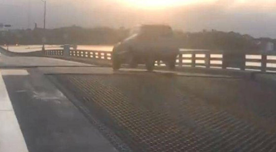فيديو.. يقفز بسيارته فوق جسر متحرك لحظة فتحه صورة رقم 1