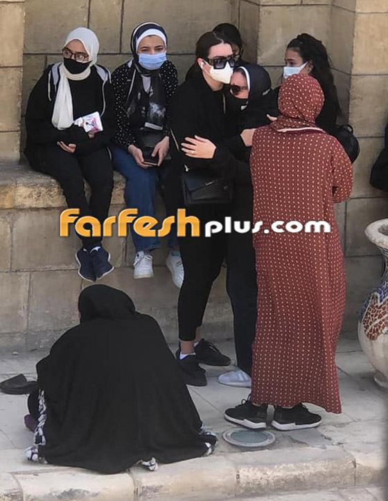 صور أحمد خالد صالح يحمل نعش والدته التي توفيت بكورونا، ويتلقى عزاء النجوم صورة رقم 6