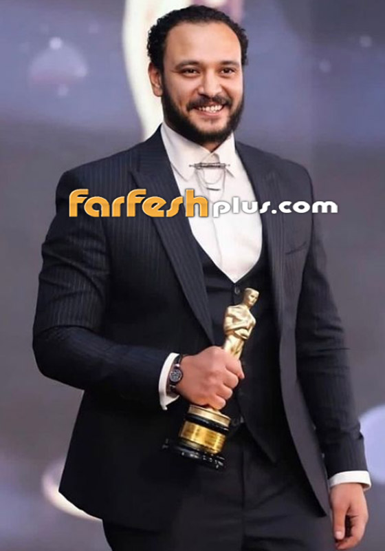 صور أحمد خالد صالح يحمل نعش والدته التي توفيت بكورونا، ويتلقى عزاء النجوم صورة رقم 10