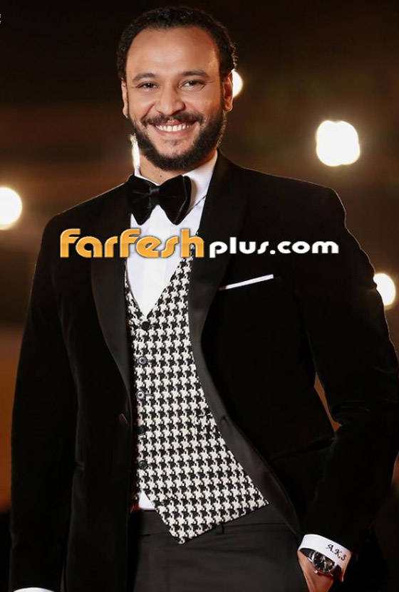 صور أحمد خالد صالح يحمل نعش والدته التي توفيت بكورونا، ويتلقى عزاء النجوم صورة رقم 12
