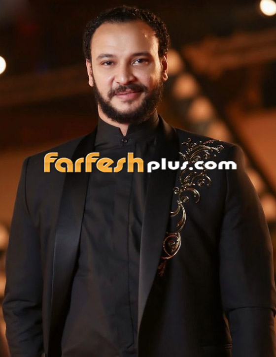 صور أحمد خالد صالح يحمل نعش والدته التي توفيت بكورونا، ويتلقى عزاء النجوم صورة رقم 13