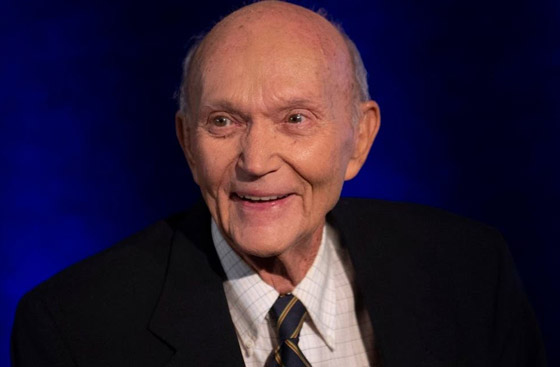 وفاة رائد الفضاء الأمريكي المنسي والأكثر عزلة الذي شارك بأول رحلة للقمر صورة رقم 4 وفاة رائد الفضاء الأمريكي المنسي والأكثر عزلة الذي شارك بأول رحلة للقمر صورة رقم 4