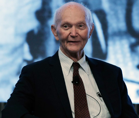 وفاة رائد الفضاء الأمريكي المنسي والأكثر عزلة الذي شارك بأول رحلة للقمر صورة رقم 12 وفاة رائد الفضاء الأمريكي المنسي والأكثر عزلة الذي شارك بأول رحلة للقمر صورة رقم 12