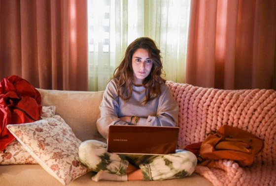 مخرج مصري يشيد بالنجمتين منى زكي وأمينة خليل ويقول لباقي الفنانات: تعلمن منهن! صورة رقم 3