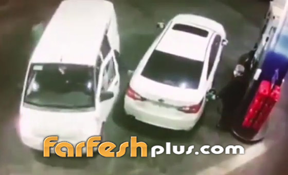 عجوز شجاع يواجه لصوصا بطريقة مثيرة.. جعلهم يلوذون بالفرار! فيديو صورة رقم 1