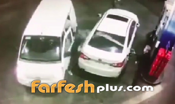 عجوز شجاع يواجه لصوصا بطريقة مثيرة.. جعلهم يلوذون بالفرار! فيديو صورة رقم 2