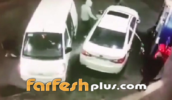 عجوز شجاع يواجه لصوصا بطريقة مثيرة.. جعلهم يلوذون بالفرار! فيديو صورة رقم 4