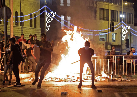 فيديوهات صادمة: بعد اقتحام شرطة إسرائيل للمسجد الأقصى، مستوطن يدهس مصلين ويقول: هم رجموني بالحجارة صورة رقم 13