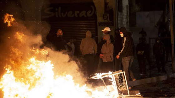 فيديوهات صادمة: بعد اقتحام شرطة إسرائيل للمسجد الأقصى، مستوطن يدهس مصلين ويقول: هم رجموني بالحجارة صورة رقم 23