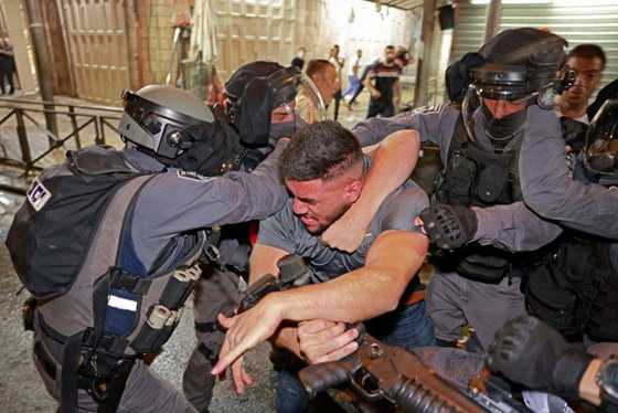 صورة شاب فلسطيني يواجه لوحده قوات الاحتلال يُحدث ضجة كبيرة! صورة رقم 1