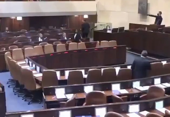 لحظة إخلاء الكنيست بعد إطلاق صافرات الإنذار بالقدس.. هلع بين النواب وتسابق على المغادرة (فيديو) صورة رقم 2