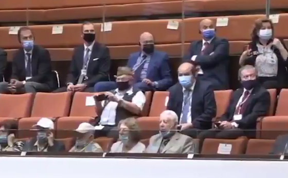 لحظة إخلاء الكنيست بعد إطلاق صافرات الإنذار بالقدس.. هلع بين النواب وتسابق على المغادرة (فيديو) صورة رقم 1
