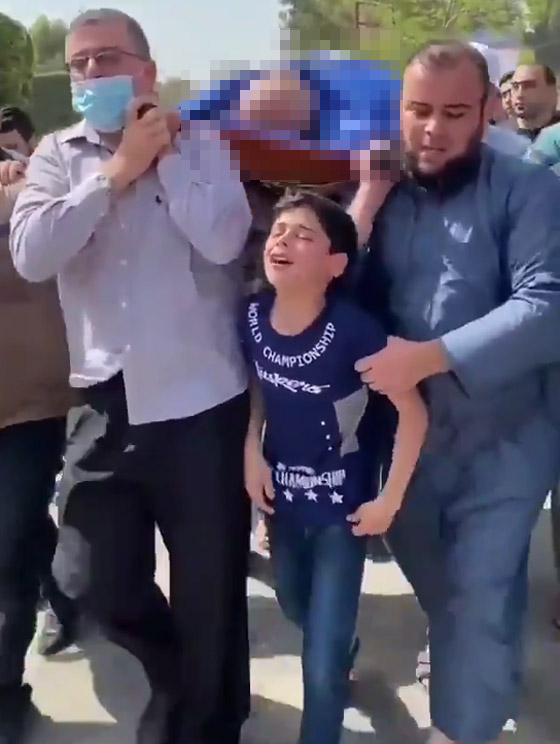 فيديو مؤثر لطفل فلسطيني يبكي ويوّدع والده الذي قُتل بقصف إسرائيلي! صورة رقم 5