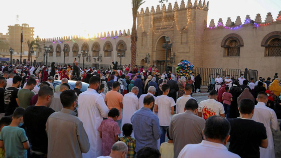 بالصور: المسلمون يؤدون صلاة عيد الفطر حول العالم صورة رقم 4