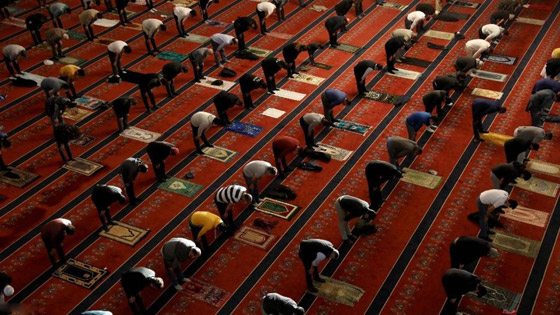 بالصور: المسلمون يؤدون صلاة عيد الفطر حول العالم صورة رقم 12