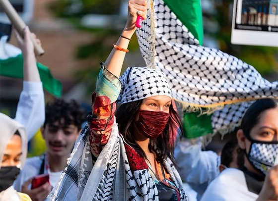 بيلا حديد وشقيقاتها يحضرن طبق ورق العنب على أنغام نانسي عجرم صورة رقم 1