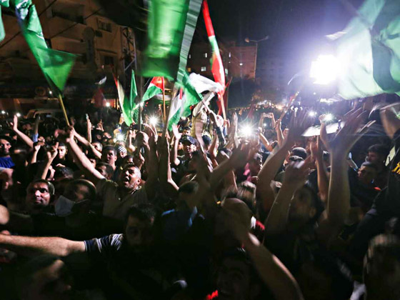 بالصور.. أهالي غزة يحتفلون بوقف إطلاق النار صورة رقم 10