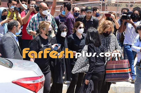 تناقض يثير الذهول! نجمات يبكين صباحا بجنازة سمير غانم ويرقصن ويحتفلن مساءا! فيديو وصور صورة رقم 8
