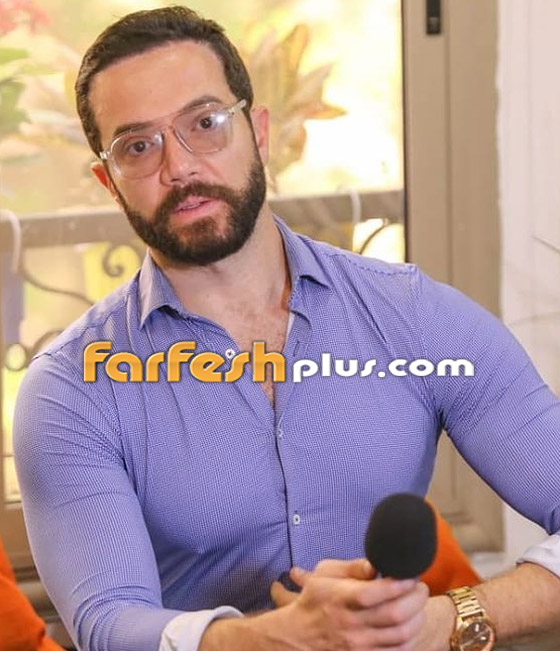 فنان شهير يخضع لمساج الثعابين والنار! شاهد الخوف يتملكه والثعبان الضخم على ظهره! فيديو صورة رقم 9