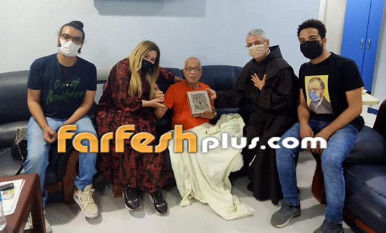 صور: الأب بطرس دانيال يزور الفنان شريف الدسوقي بعد بتر ساقه، ويهديه مصحفا صورة رقم 4