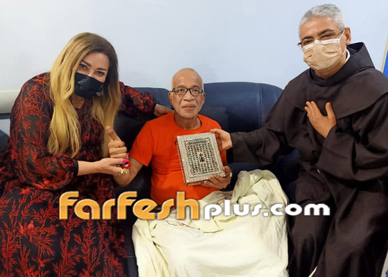 صور: الأب بطرس دانيال يزور الفنان شريف الدسوقي بعد بتر ساقه، ويهديه مصحفا صورة رقم 1