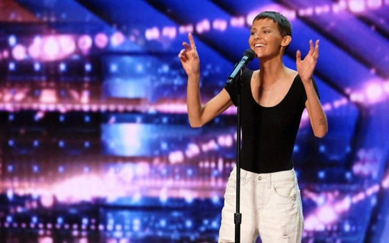 محاربة السرطان تنال الزرّ الذهبي في America's Got Talent... الحكام عجزوا عن الكلام صورة رقم 3