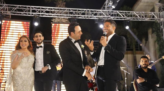 فيديو: تامر حسني يطلب 