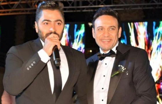 فيديو: تامر حسني يطلب 