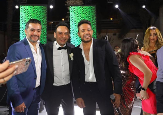 فيديو: تامر حسني يطلب 