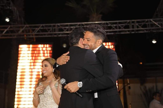 فيديو: تامر حسني يطلب 