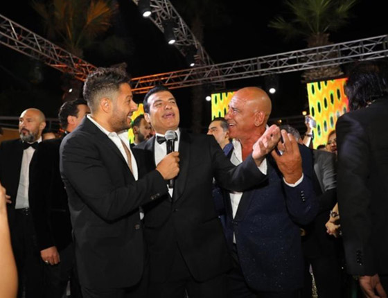 فيديو: تامر حسني يطلب 