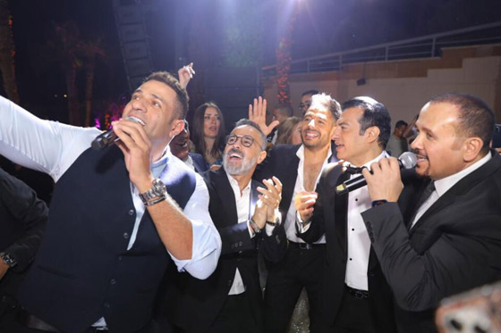 فيديو: تامر حسني يطلب 