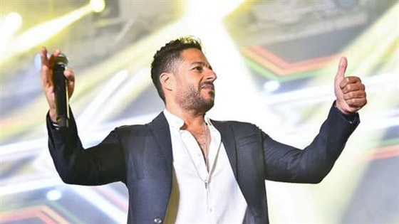 فيديو: تامر حسني يطلب 