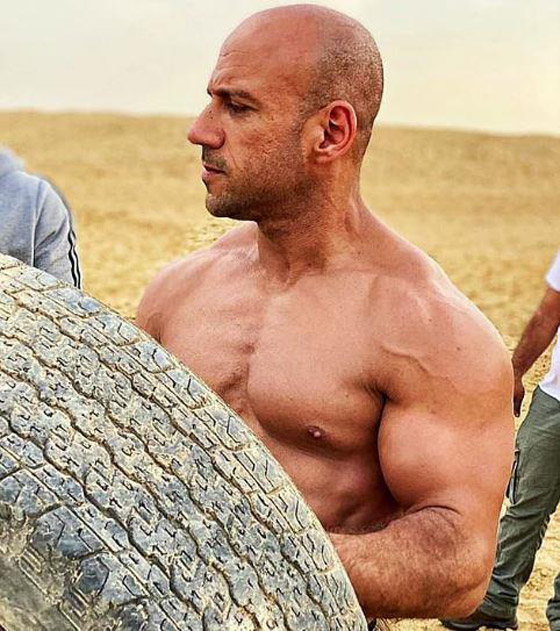 صور النجوم اخر 24 ساعة: احمد مكي يستعرض عضلاته ونانسي صلاح بملابس البحر. صورة رقم 8