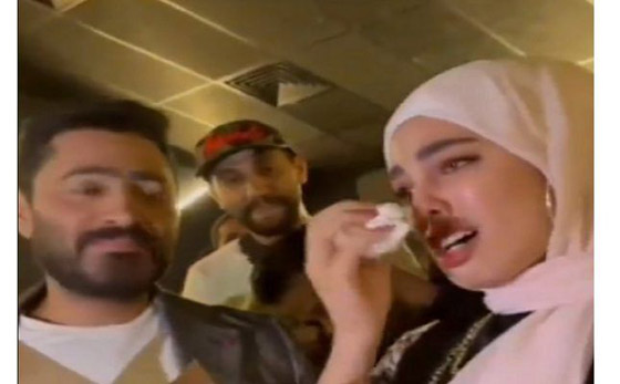 فيديو: تامر حسني يقبل فتاة محجبة على راسها… القبلة تثير جدلا كبيرا صورة رقم 2