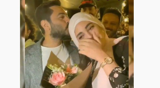 فيديو: تامر حسني يقبل فتاة محجبة على راسها… القبلة تثير جدلا كبيرا صورة رقم 3