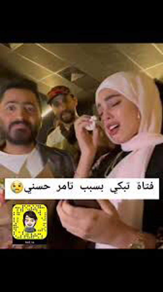فيديو: تامر حسني يقبل فتاة محجبة على راسها… القبلة تثير جدلا كبيرا صورة رقم 4