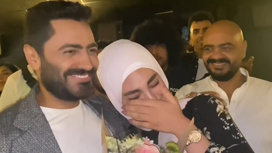 فيديو: تامر حسني يقبل فتاة محجبة على راسها… القبلة تثير جدلا كبيرا صورة رقم 1