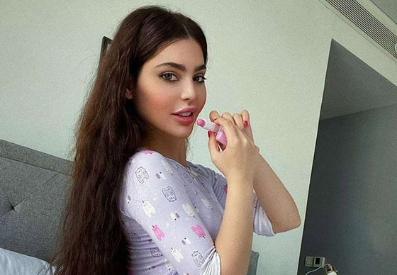 فضيحة قمر اللبنانية تهاجم منتقديها لحملها بدون زواج وتفتخر: “انا حامل من روح القدس!!” صورة رقم 9