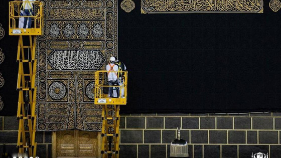 بالصور.. الكعبة المشرفة تكتسي حلّتها الجديدة بكسوة العيد صورة رقم 10