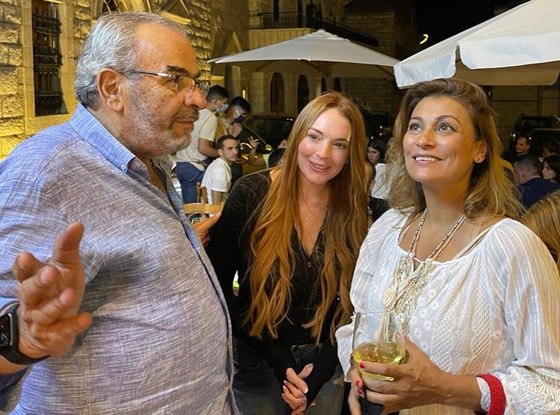 فيديو وصور: ليندسي لوهان تفاجئ الجميع بزيارتها المفاجئة إلى لبنان.. وتتصور مع المعجبين صورة رقم 6