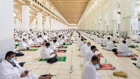 الحجاج يرمون جمرة العقبة الكبرى بأول أيام عيد الأضحى صورة رقم 5