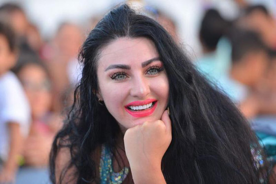 فيديو: الراقصة صافيناز تطلق زغرودة خطوبتها في حمام السباحة: العريس خرج من الماء والبسها الخاتم! صورة رقم 5